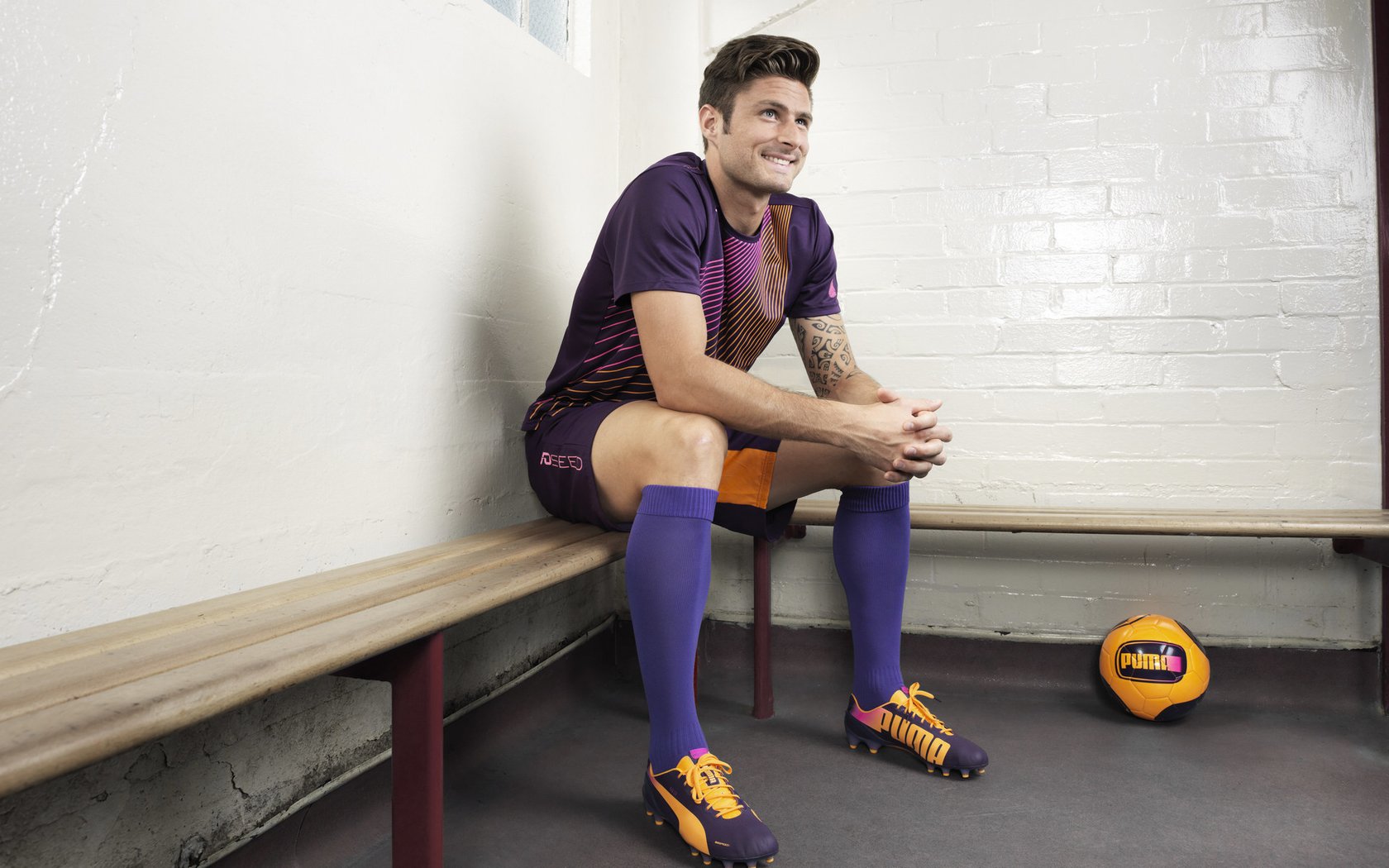 九游网页版官网-马刺球员在力量房进行专项抗冲击训练